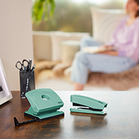 Charmanter Farbtupfer im Office und Homeoffice: die neuen ColorID Heftgeräte und Locher von Novus Charmanter Farbtupfer im Office und Homeoffice: die neuen ColorID Heftgeräte und Locher von Novus