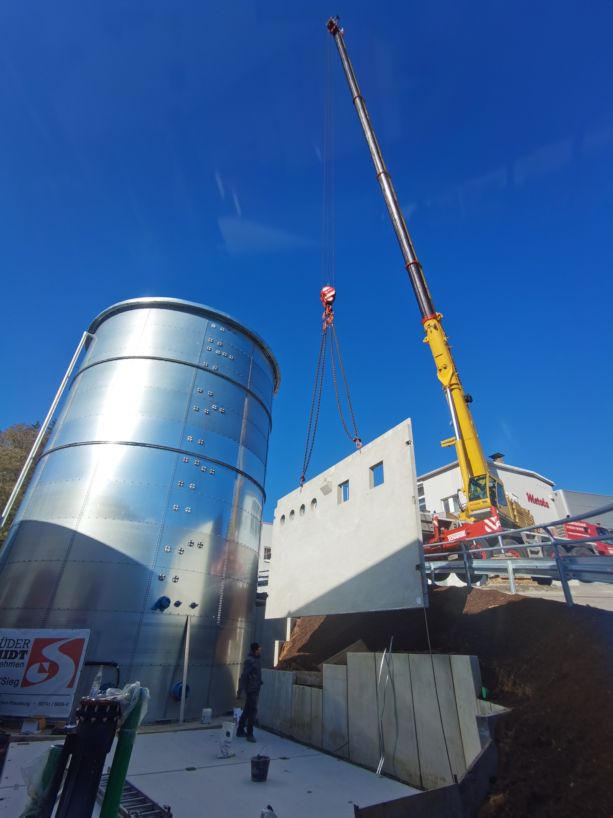 Mühelos hob der 100-Tonnen-Kran die jeweils rund acht Tonnen wiegenden Betonplatten an.