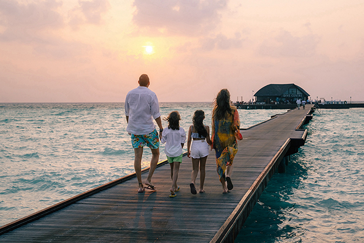 Sun Siyam Olhuveli Sonnenuntergang mit Familie (Bildquelle: Sun Siyam Resorts) Sun Siyam Olhuveli Sonnenuntergang mit Familie (Bildquelle: Sun Siyam Resorts)