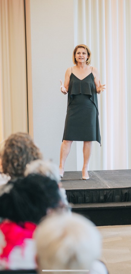 Frau Dr. Golman von Rimon bei einem Vortrag in Miami (© Justin Bockey) Frau Dr. Golman von Rimon bei einem Vortrag in Miami (© Justin Bockey)