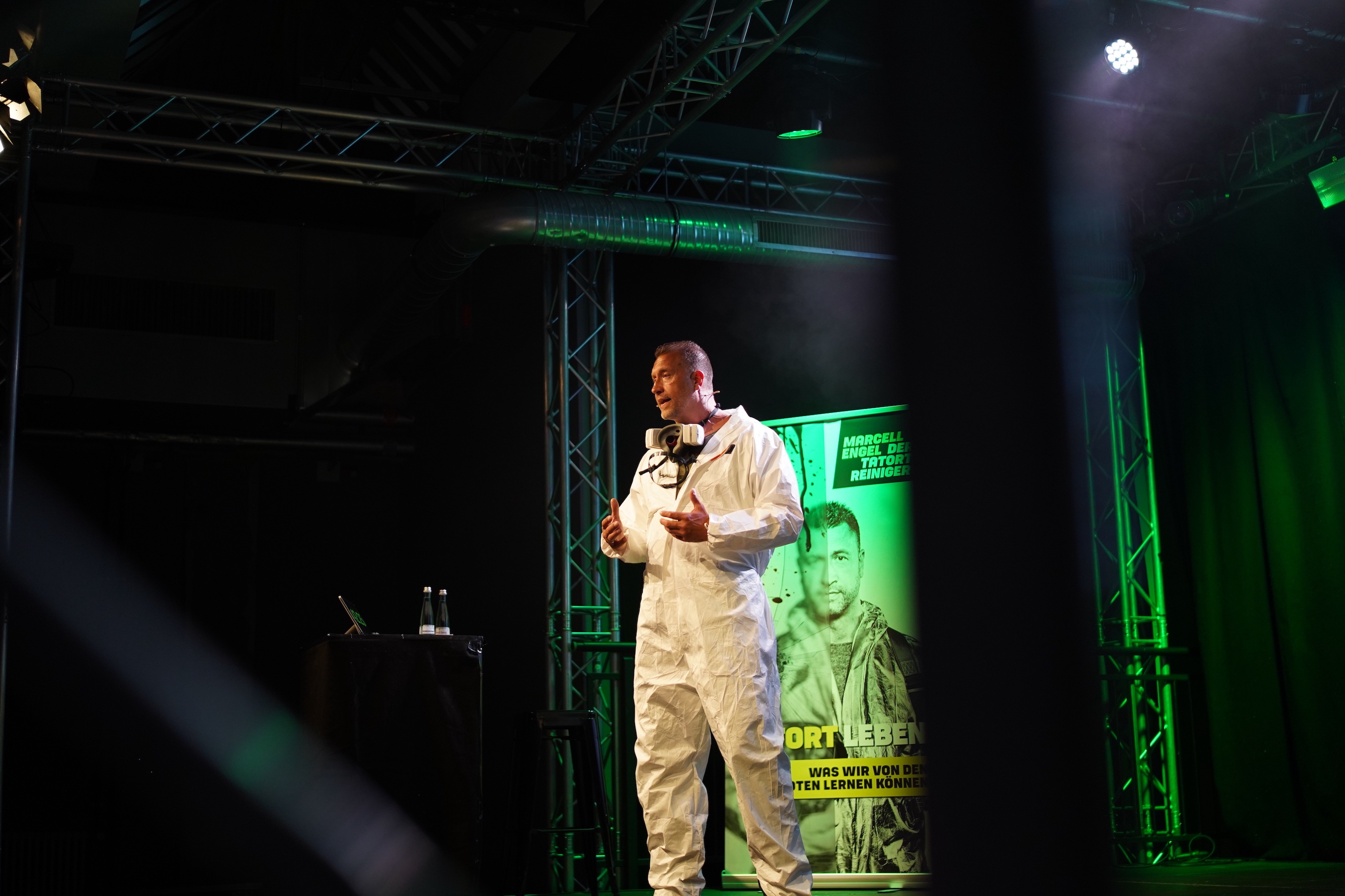 Tatortreiniger Marcell Engel kommt live mit dem Publikum ins Gespräch. Foto: Robin Heirich Tatortreiniger Marcell Engel kommt live mit dem Publikum ins Gespräch. Foto: Robin Heirich