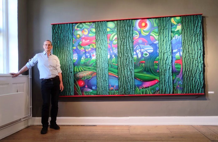 Jörg Brandt vor seiner Arbeit"Bergedorfer Wald" (Bildquelle: Museum Vierlande Bergedorf)
