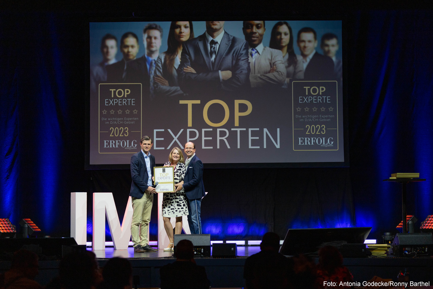 Leonie& Markus Walter als Top-Experten vom ERFOLG Magazin ausgezeichnet (Bildquelle: Antonia Gödecke/Ronny Barthel) Leonie& Markus Walter als Top-Experten vom ERFOLG Magazin ausgezeichnet (Bildquelle: Antonia Gödecke/Ronny Barthel)