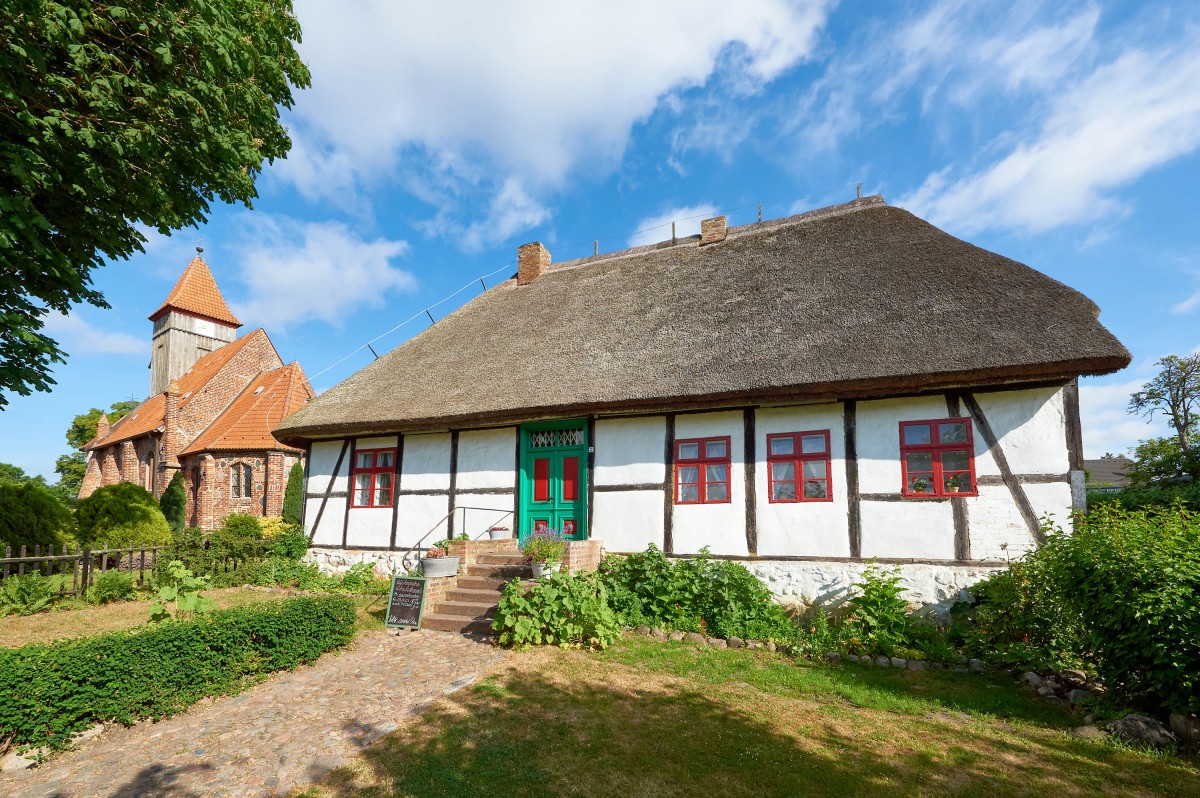 Die alte Dorfschule in Middelhagen ist heute Schulmuseum. (© Ostseeappartements Rügen) Die alte Dorfschule in Middelhagen ist heute Schulmuseum. (© Ostseeappartements Rügen)