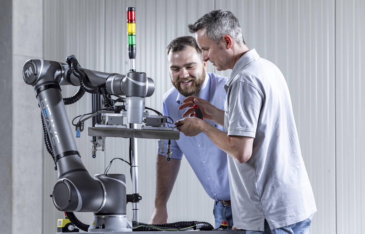 Cobot KLAUS entlastet Mitarbeiter in der Palettierung (Bildquelle: bayer-tech) Cobot KLAUS entlastet Mitarbeiter in der Palettierung (Bildquelle: bayer-tech)