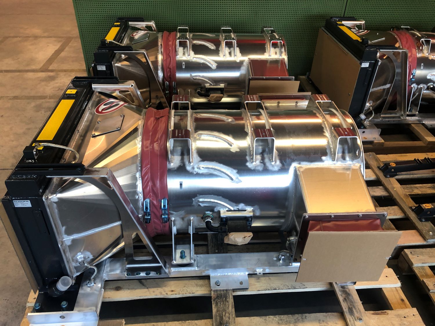 Plug-in Stromrichterkühlanlage schwingungs- und vibrationsentkoppelt anhand von Weichstoffkompens.