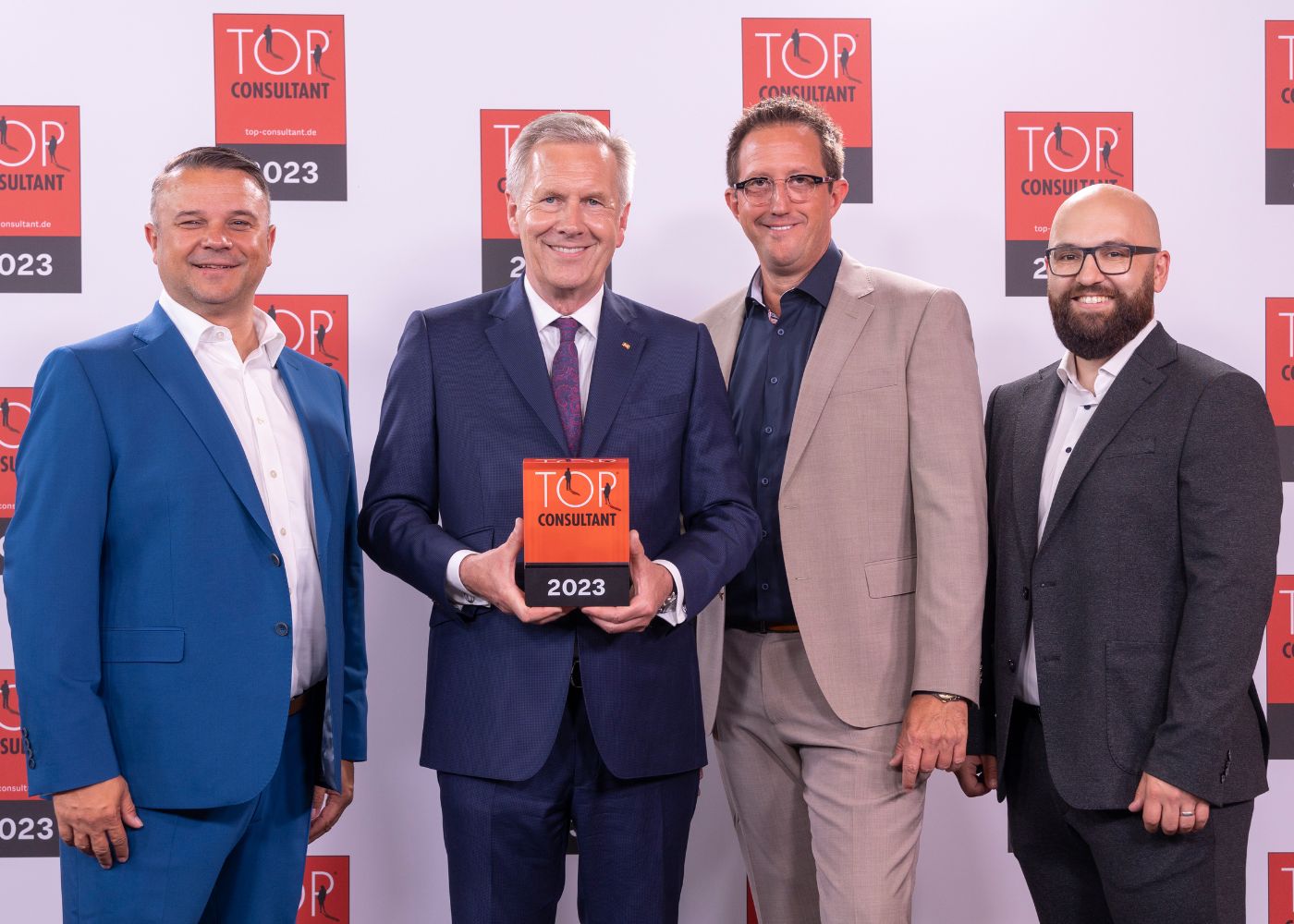TOP CONSULTANT Award, v.l. : Marcus Heinrich, Christian Wulff, Michael Fornoff, Thomas Edelmann (Bildquelle: KD Busch / compamedia)