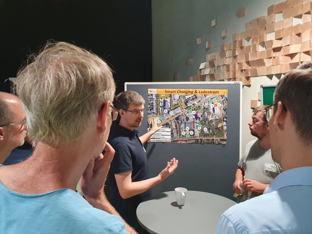 Andreas Fischer, CTO InnoCharge, erläutert Smart Charging im Reallabor Smart East (Die Bildrechte liegen bei dem Verfasser der Mitteilung.) Andreas Fischer, CTO InnoCharge, erläutert Smart Charging im Reallabor Smart East (Die Bildrechte liegen bei dem Verfasser der Mitteilung.)
