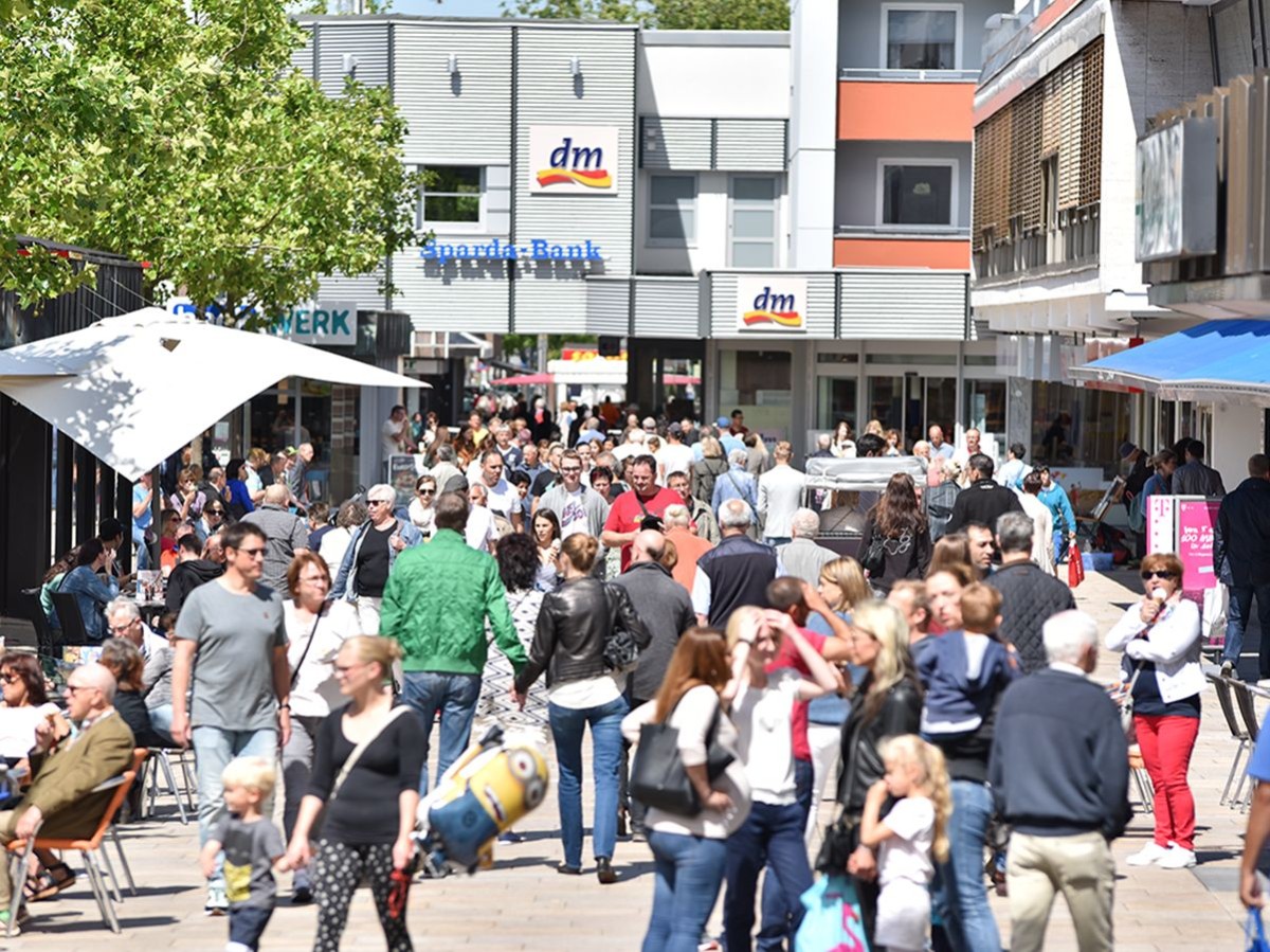 Shopping in der Wolfsburger Innenstadt (© WMG Wolfsburg, Foto: Tim Schulze) Shopping in der Wolfsburger Innenstadt (© WMG Wolfsburg, Foto: Tim Schulze)