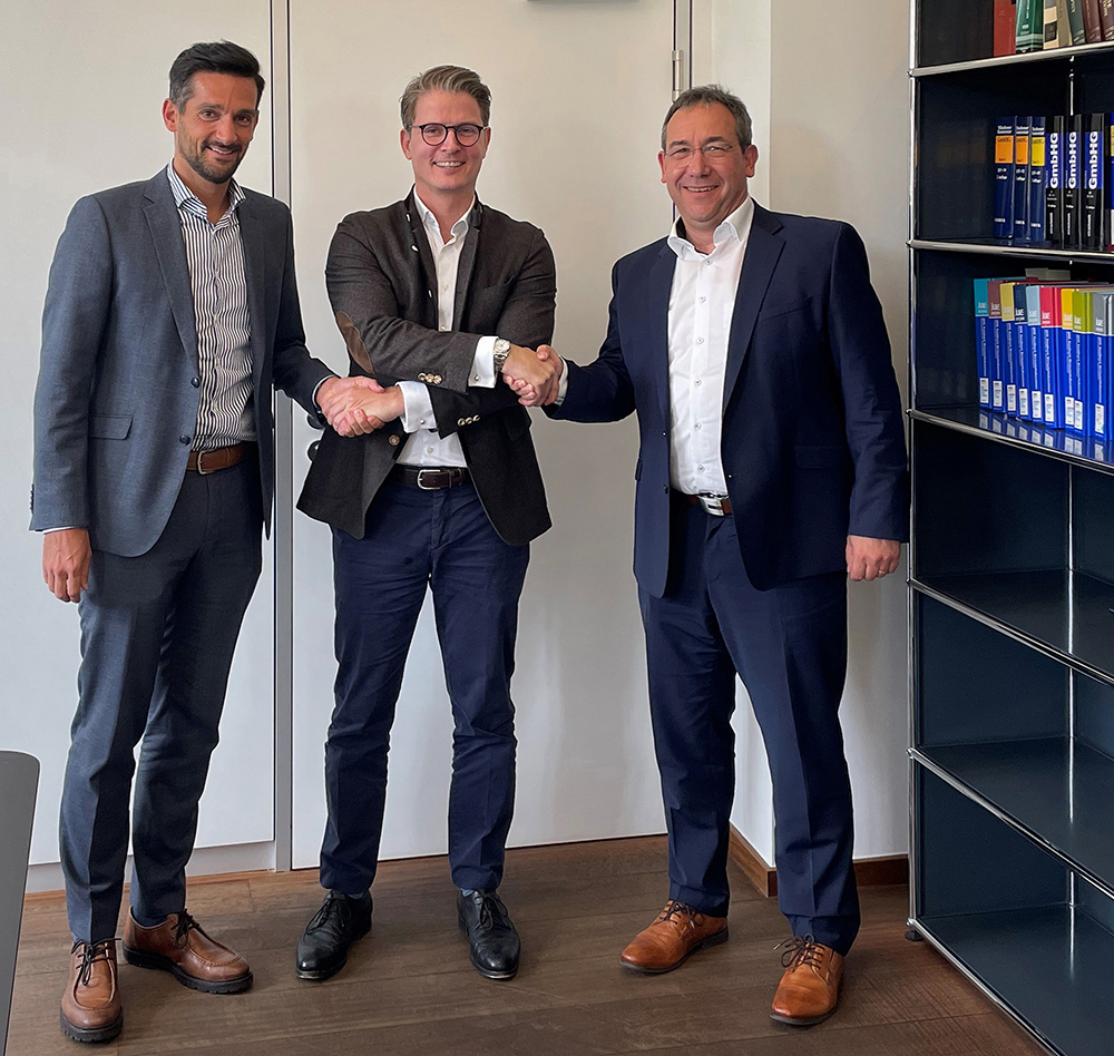 Vertragsabschluss: SCHÄFER WERKE Gruppe Mockenhaupt (re), Düber (li) sowie Dr. Ebert (mi), Fidelium. (Die Bildrechte liegen bei dem Verfasser der Mitteilung.) Vertragsabschluss: SCHÄFER WERKE Gruppe Mockenhaupt (re), Düber (li) sowie Dr. Ebert (mi), Fidelium. (Die Bildrechte liegen bei dem Verfasser der Mitteilung.)