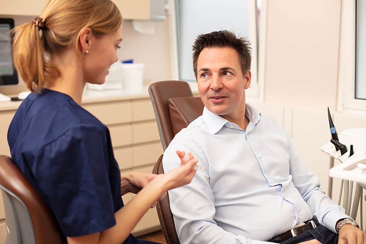 Beratung eines Angstpatienten in der Dorow Clinic (© MVZ Dr. Dr. Dorow GmbH) Beratung eines Angstpatienten in der Dorow Clinic (© MVZ Dr. Dr. Dorow GmbH)