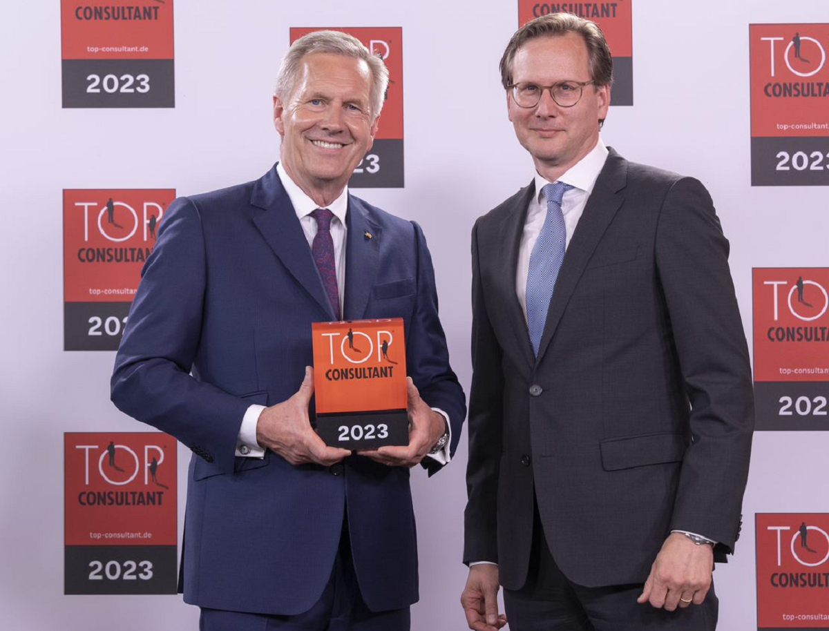 Bundespräsident a. D. Christian Wulff überreichte Herrn Alexander von Buzay der BCON die Trophäe