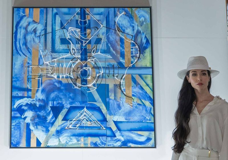 Rita Sabo vor ihrem Werk  Fotografin: Monica Gasbichler Fotorechte bei Sabo