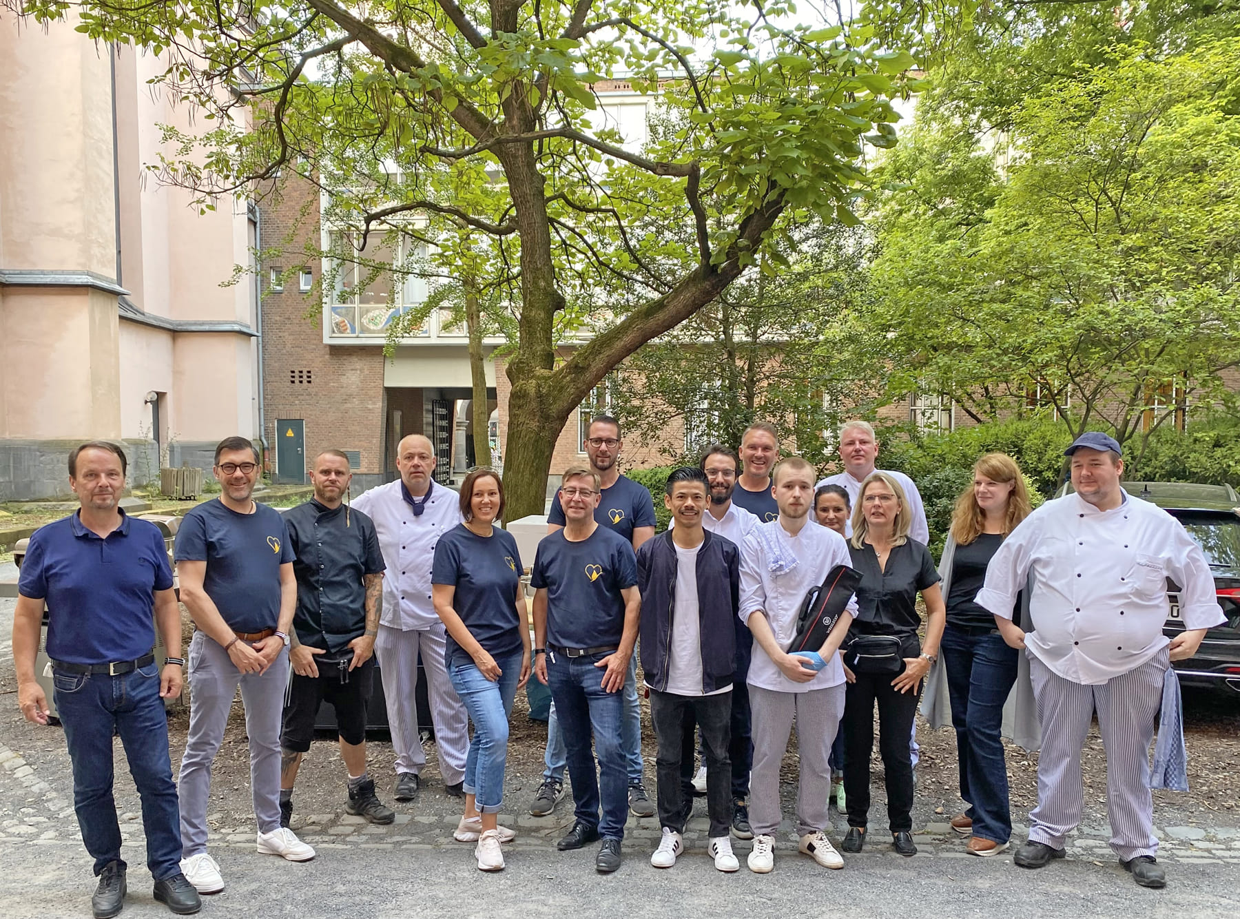 Sie freuten sichüber die erfolgreiche Grillaktion beim SKM: die Teams der Accor Hotels in der Domst (Bildquelle: Claudia Wingens)