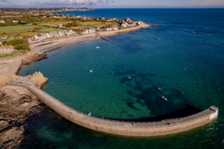 Von Jerseys La Rocque Harbour aus erkennt man am Horizont die Küste der Normandie 