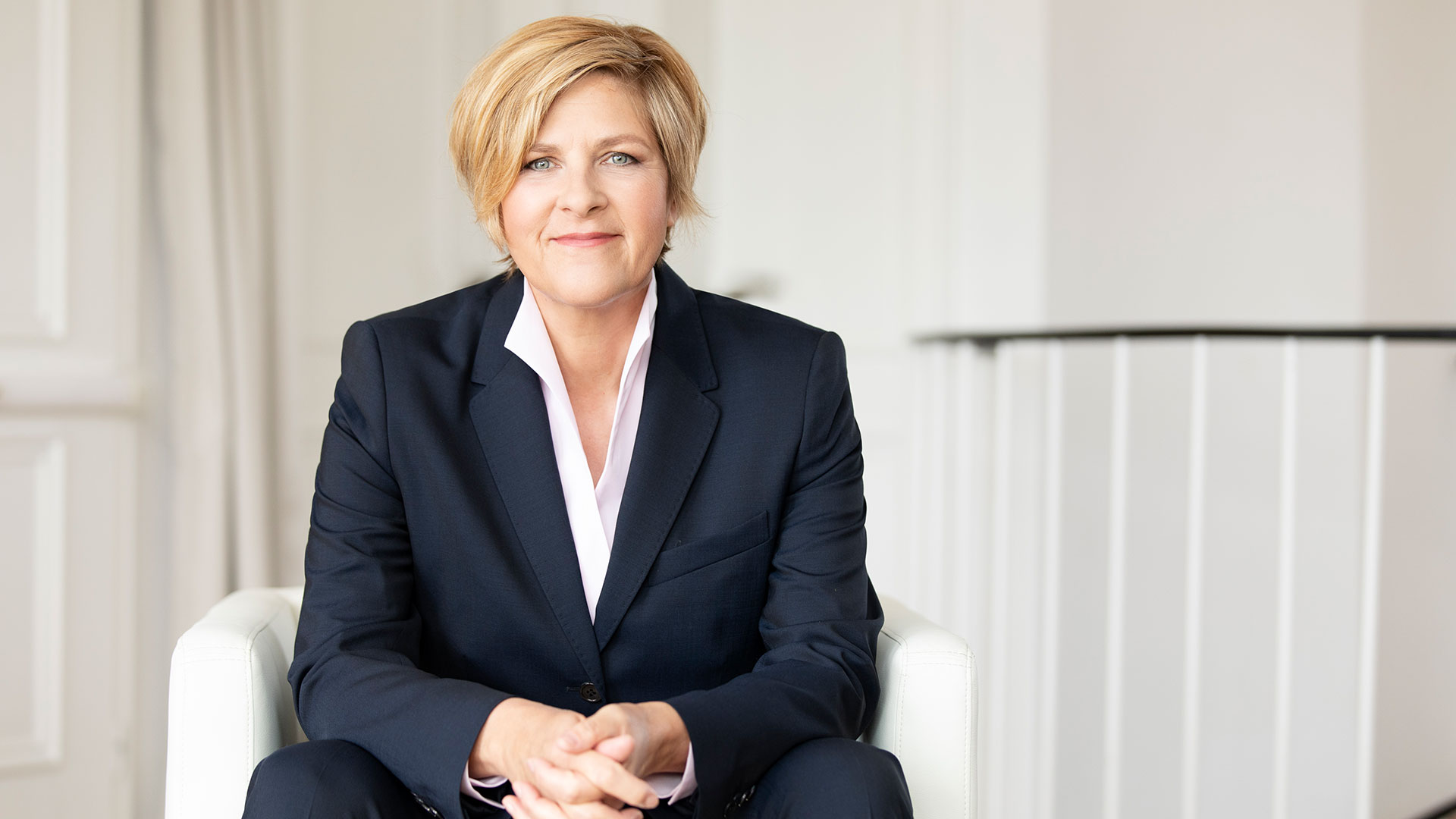 Ulla Schnee zeigt auf, dass die Haltung der Führung entscheidend für den Erfolg von New Work ist. (Die Bildrechte liegen bei dem Verfasser der Mitteilung.) Ulla Schnee zeigt auf, dass die Haltung der Führung entscheidend für den Erfolg von New Work ist. (Die Bildrechte liegen bei dem Verfasser der Mitteilung.)