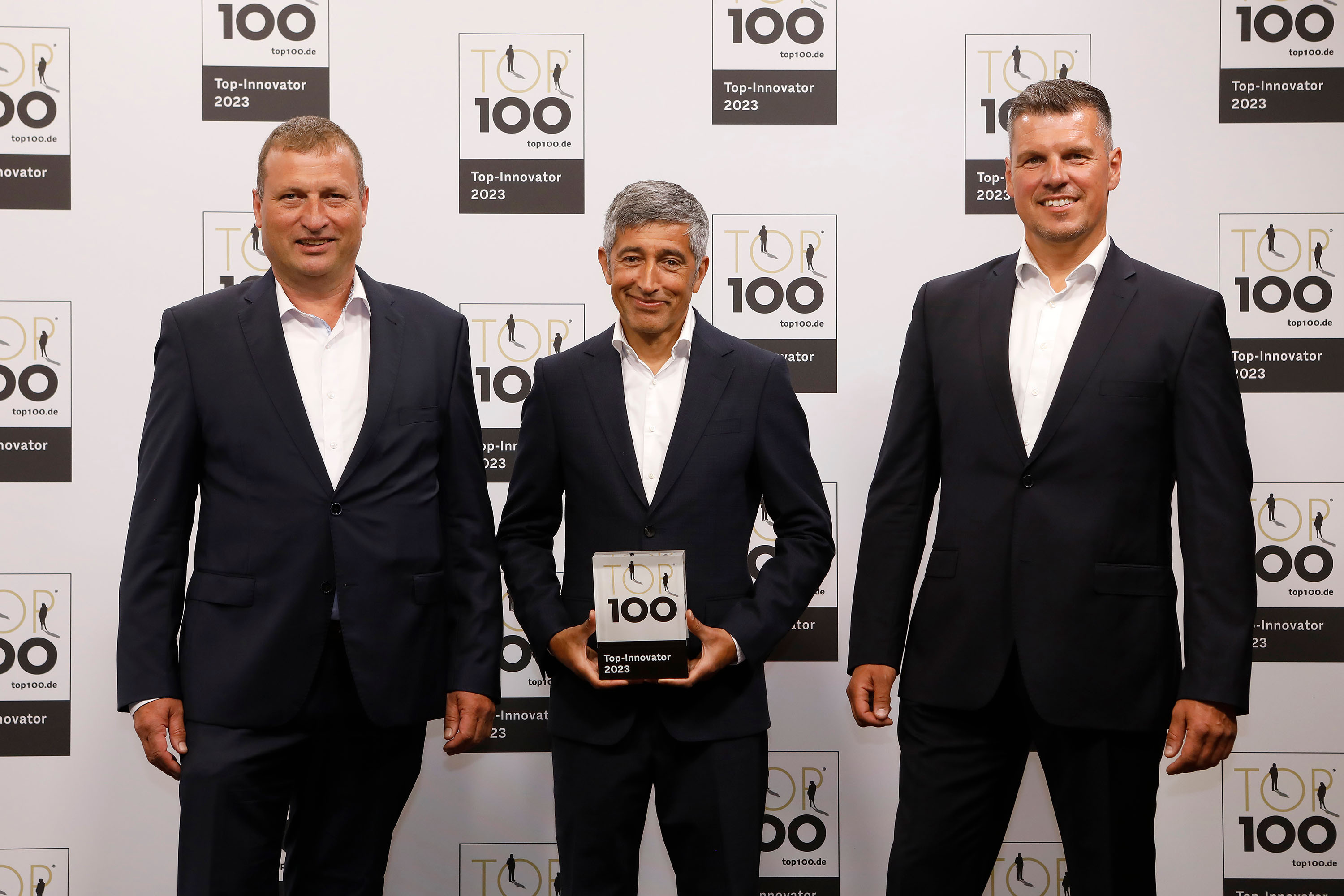Mefina Medical bei der TOP100-Preisverleihung in Augsburg - v.l.n.r.: Felix Hüther, Ranga Yogeshwar, Timo Wogias Mefina Medical bei der TOP100-Preisverleihung in Augsburg - v.l.n.r.: Felix Hüther, Ranga Yogeshwar, Timo Wogias