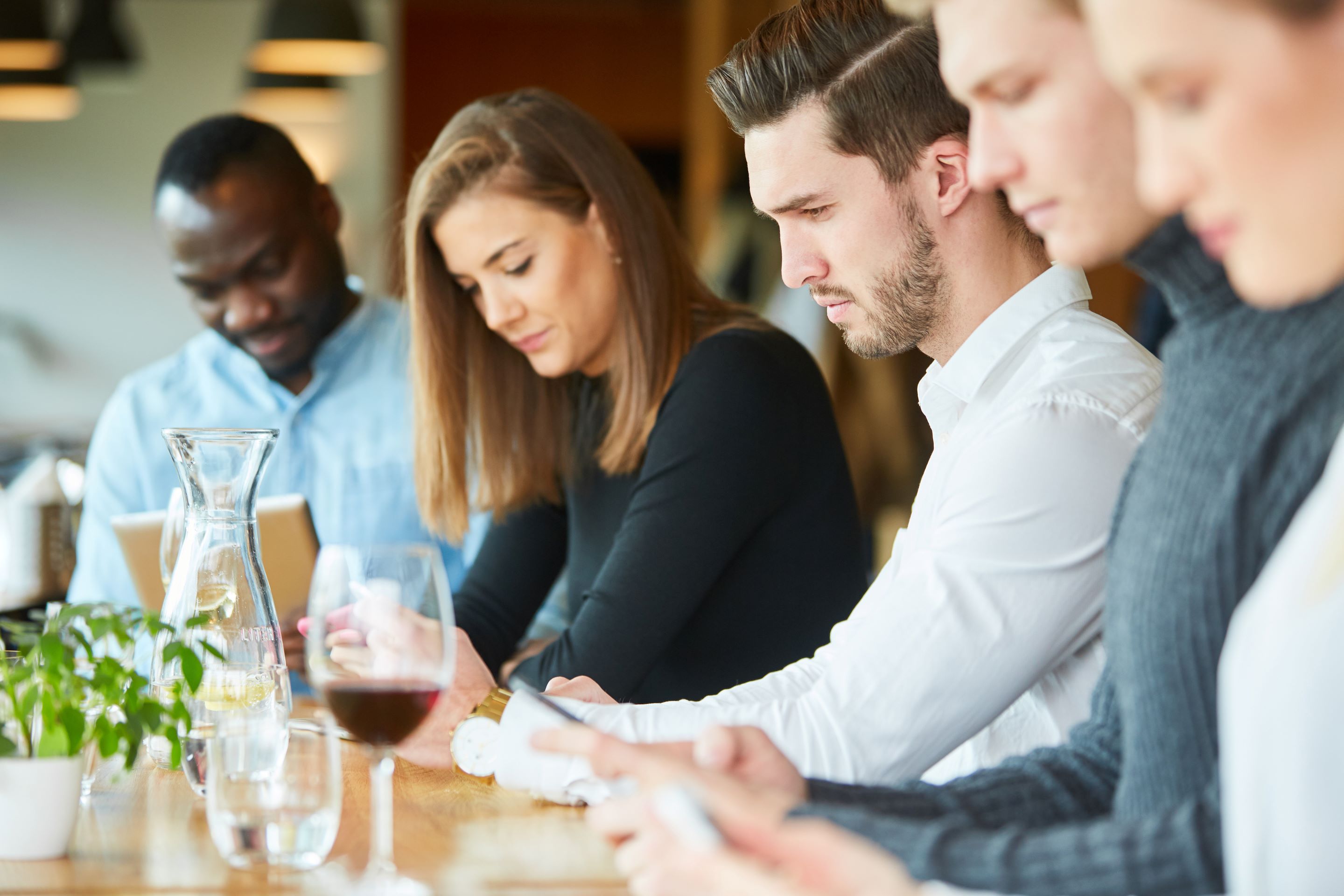 Starrer Blick aufs Smartphone im Meeting - so etwas ist ganz und gar nicht Knigge-like. (Bildquelle: AdobeStock) Starrer Blick aufs Smartphone im Meeting - so etwas ist ganz und gar nicht Knigge-like. (Bildquelle: AdobeStock)