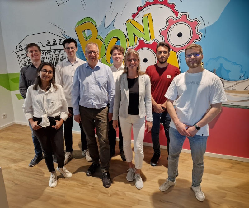 Das AImpacts-Team rund um Julius Käck (erste Reihe, zweiter von links) (Die Bildrechte liegen bei dem Verfasser der Mitteilung.) Das AImpacts-Team rund um Julius Käck (erste Reihe, zweiter von links) (Die Bildrechte liegen bei dem Verfasser der Mitteilung.)