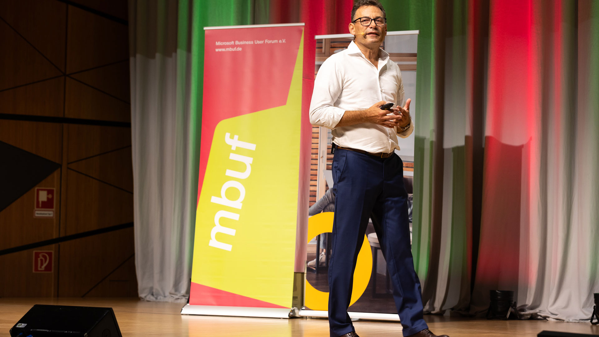 Patrick Freudiger spricht auf dem mbuf Jahreskongressüber die Gewohnheiten guter und schlechter Che (Die Bildrechte liegen bei dem Verfasser der Mitteilung.) Patrick Freudiger spricht auf dem mbuf Jahreskongressüber die Gewohnheiten guter und schlechter Che (Die Bildrechte liegen bei dem Verfasser der Mitteilung.)