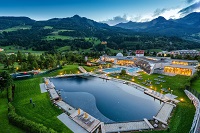 Beleuchtete Thermenlandschaft von oben (Bergparadies – Apartment & Studio Hotel)