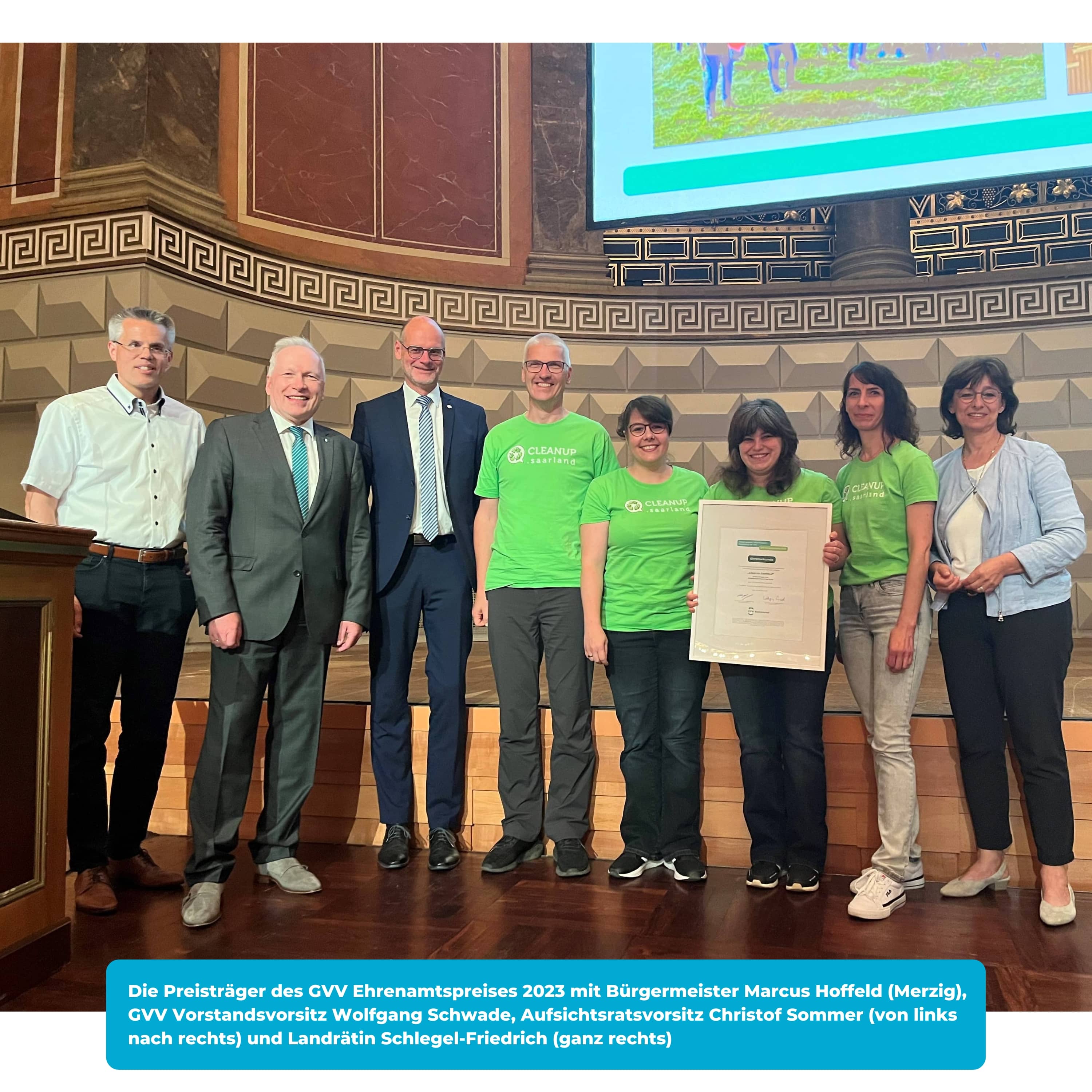 Vertreter der Initiative nahmen im Wiesbadener Kurhaus den Ehrenamtspreis 2023 entgegen (Die Bildrechte liegen bei dem Verfasser der Mitteilung.) Vertreter der Initiative nahmen im Wiesbadener Kurhaus den Ehrenamtspreis 2023 entgegen (Die Bildrechte liegen bei dem Verfasser der Mitteilung.)
