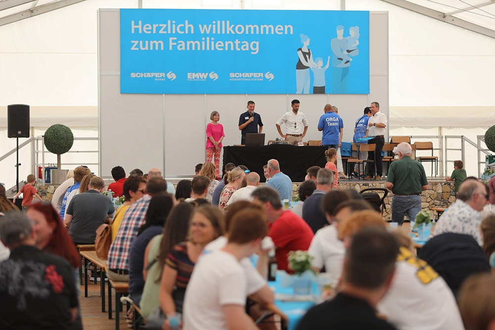 Im Festzelt fand die Verlosung statt – Hauptgewinn war eine Ballonfahrt für Zwei.
