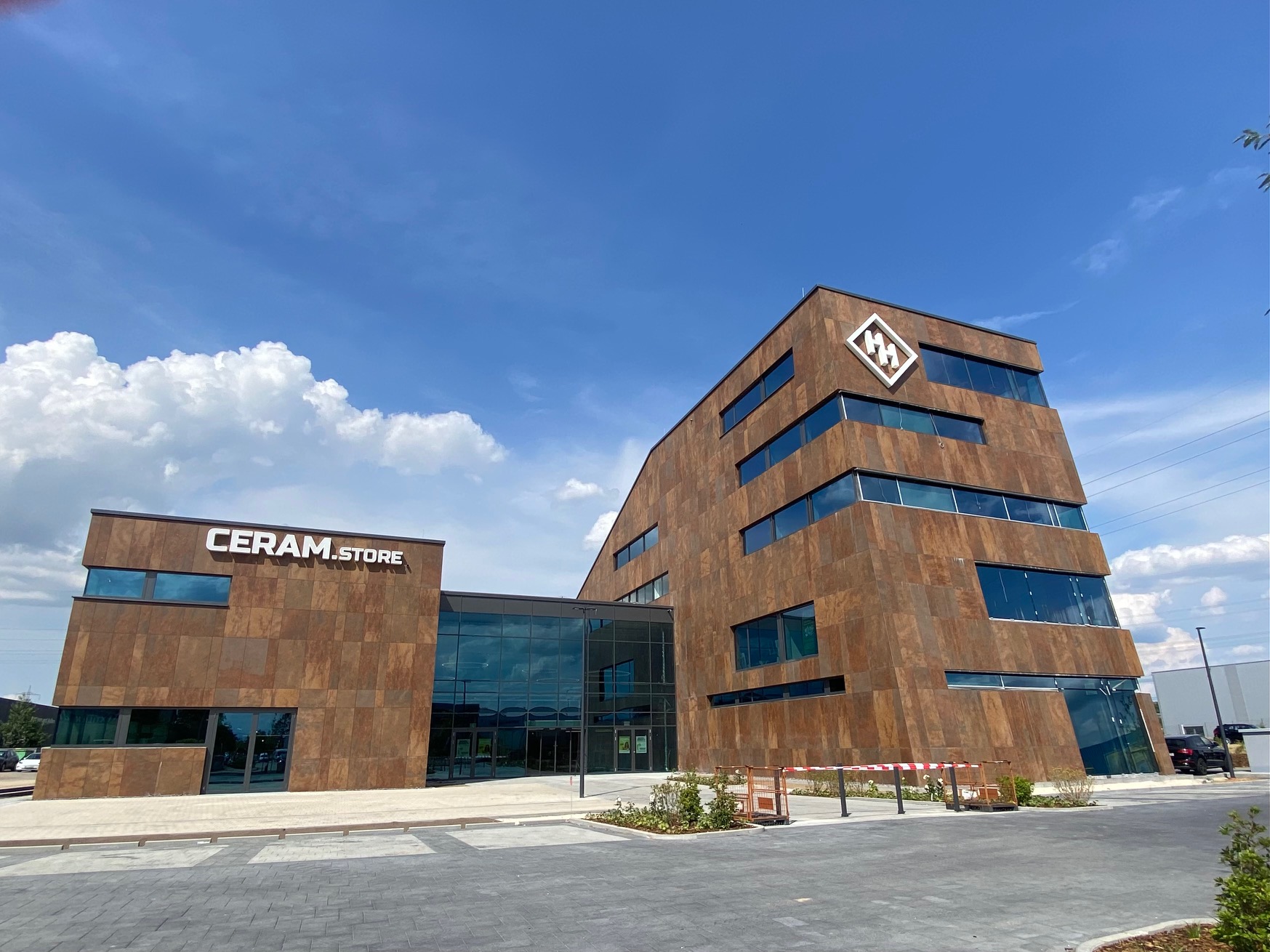 Verkehrsgünstig und modern: Das neue Bürogebäude von SNcom in Kaarst. (Bildquelle: SNcom) Verkehrsgünstig und modern: Das neue Bürogebäude von SNcom in Kaarst. (Bildquelle: SNcom)
