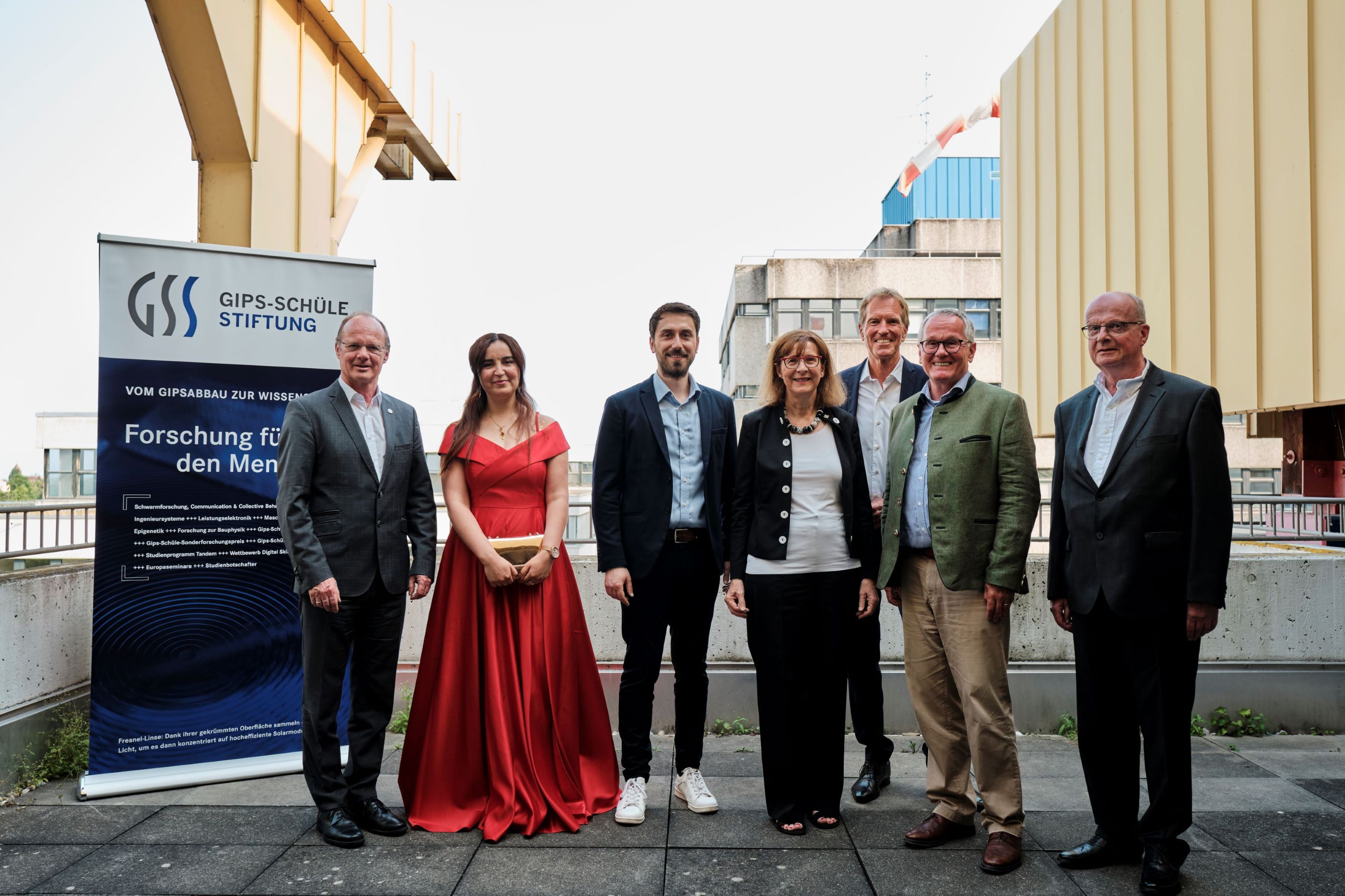 Gruppenfoto mit Preisträgerin Dr. Rayhane Nchioua und Preisträger Dr. Manuel Häußler (2.+3. v. li.). Foto: Uricher