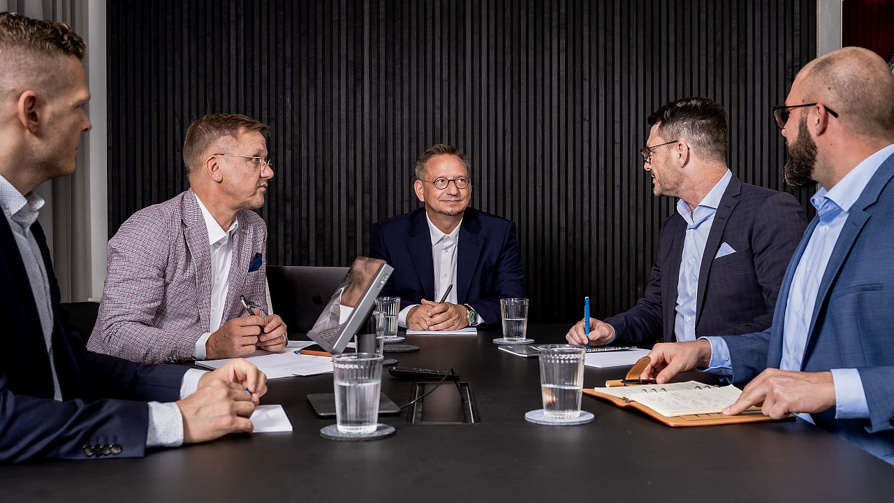 Die Noble BC-Geschäftsführer Andreas Kroll (Mitte) und Lars Kruse (2. von rechts) unterstützen Inv (Bildquelle: @Max Kupfer | Noble BC)