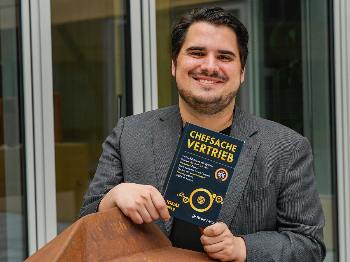 Autor Tobias Epple mit seinem neuen Buch Chefsache Vertrieb (© Horst Dömötör)