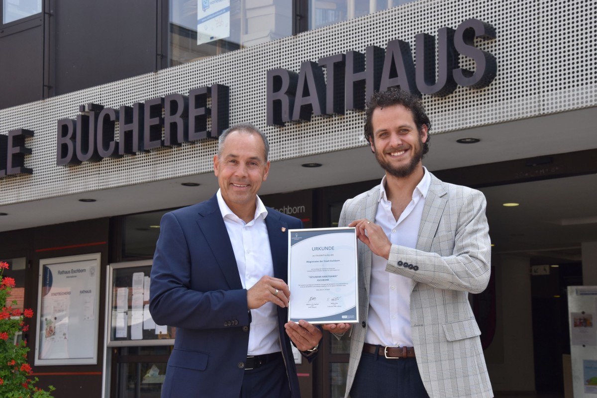 Urkundenüberreichung: Adnan Shaikh, Bürgermeister Eschborn und Steffen Klink, COO bei EUPD Research (© Stadt Eschborn) Urkundenüberreichung: Adnan Shaikh, Bürgermeister Eschborn und Steffen Klink, COO bei EUPD Research (© Stadt Eschborn)