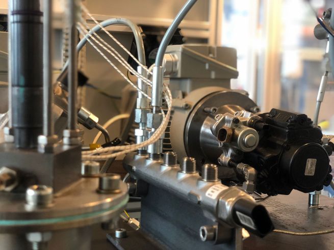 Prüfstand zur Untersuchung der Materialkompatibilität von Motorkomponenten mit E-Fuels (Die Bildrechte liegen bei dem Verfasser der Mitteilung.)