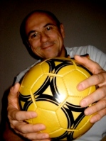 Der Münchner Jazzpianist Andy Lutter bringt Fußball WM-Fans im Ludwigs in die richtige Stimmung. Der Münchner Jazzpianist Andy Lutter bringt Fußball WM-Fans im Ludwigs in die richtige Stimmung.