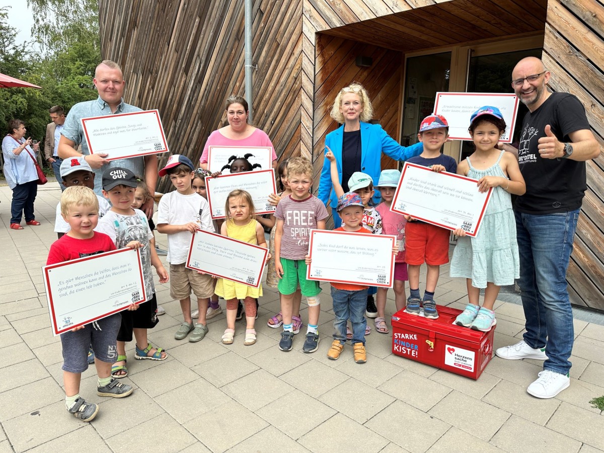 Kinder Kita Hirtenwies, Banzet Timo, Nina Gottschalk, Dr. Sabine Dengel sowie Jerome Braun  (© Landeshauptstadt Saarbrücken )
