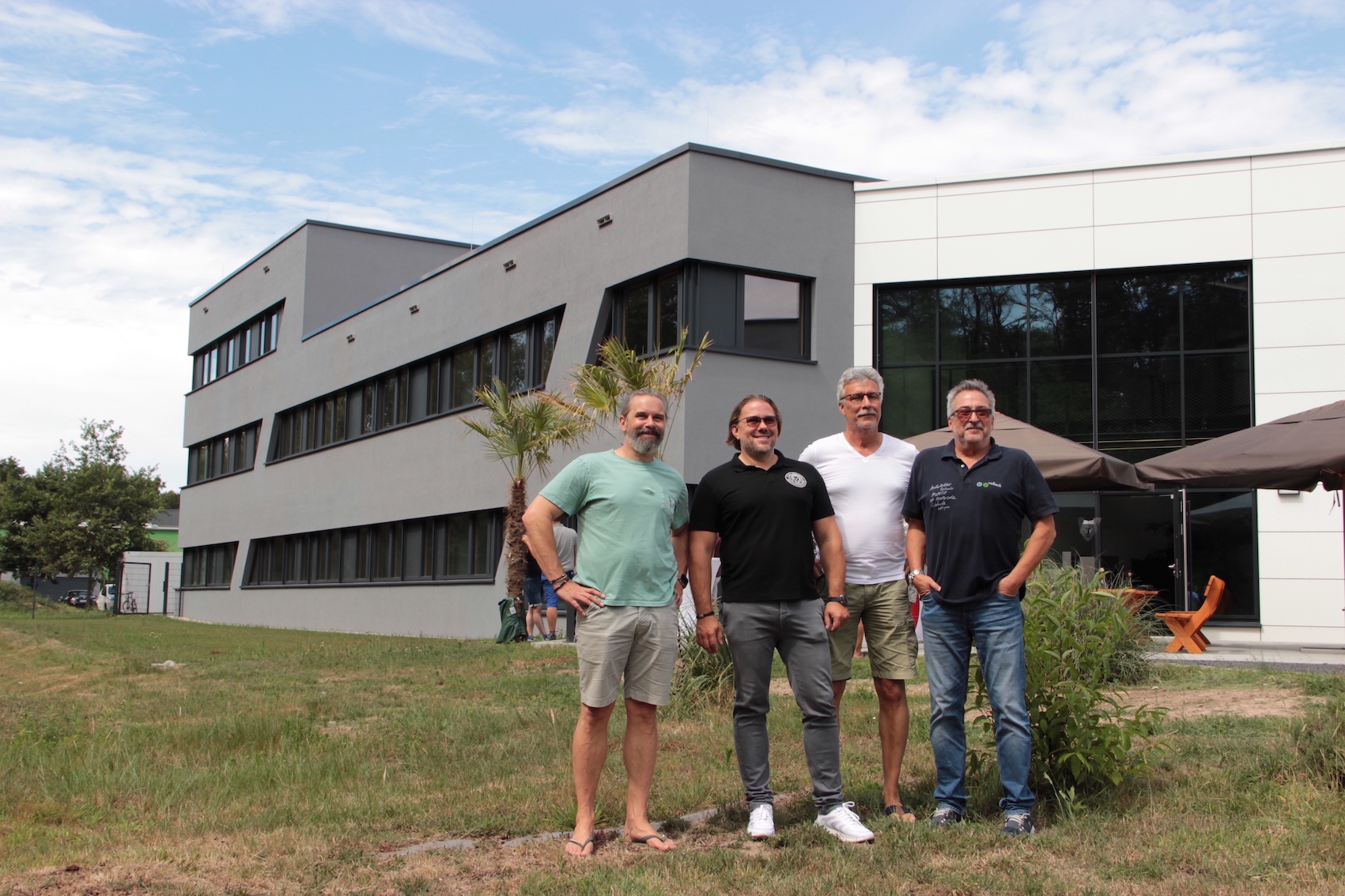 Mathias und Simon Thomas, Frank Schmitt und Claudius Uiker vor dem TUP-Neubau (v. l. n. r.). (Bildquelle: TUP) Mathias und Simon Thomas, Frank Schmitt und Claudius Uiker vor dem TUP-Neubau (v. l. n. r.). (Bildquelle: TUP)