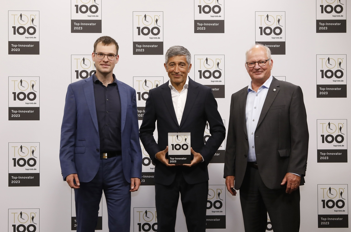 Emmanuel Sievers, Ranga Yogeshwar und Kai Sievers (v.l.n.r.) bei der TOP 100 Innovator-Preisverleihu (Bildquelle: Bildquelle: KD Busch/compamedia) Emmanuel Sievers, Ranga Yogeshwar und Kai Sievers (v.l.n.r.) bei der TOP 100 Innovator-Preisverleihu (Bildquelle: Bildquelle: KD Busch/compamedia)