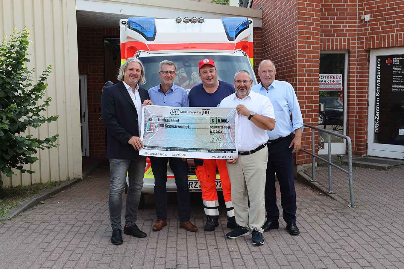 Sven Meineke, Mark Lehmann, Daniel Schwäbig (DRK), Harald Kownatzky (NH/HH), Volker Schröder (Mersen) bei der Spendenübergabe
