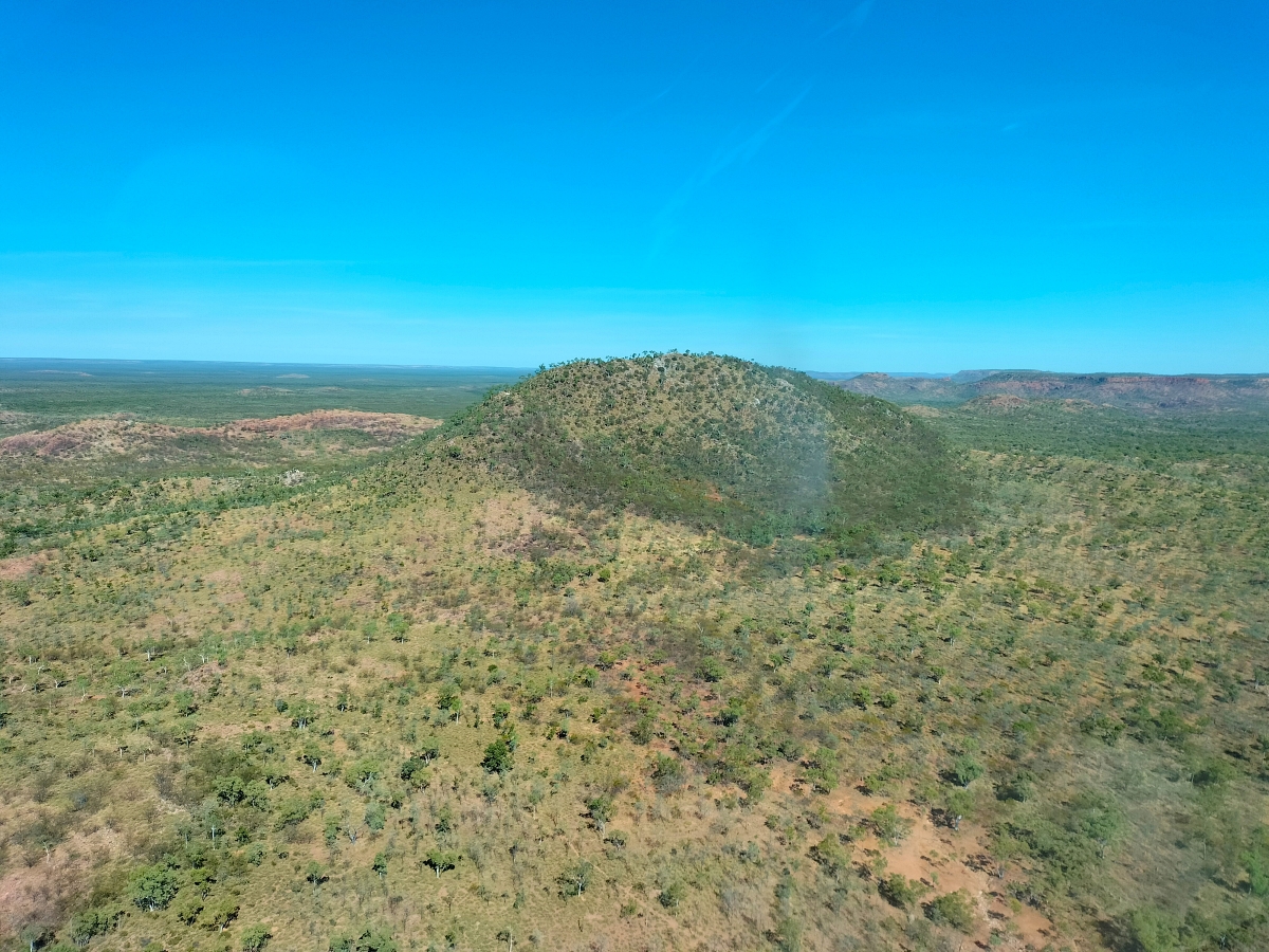 Blick auf Crystal Hill (Zinn/Wolfram) auf dem Murphy-Projekt; Quelle: Laramide Resources Blick auf Crystal Hill (Zinn/Wolfram) auf dem Murphy-Projekt; Quelle: Laramide Resources