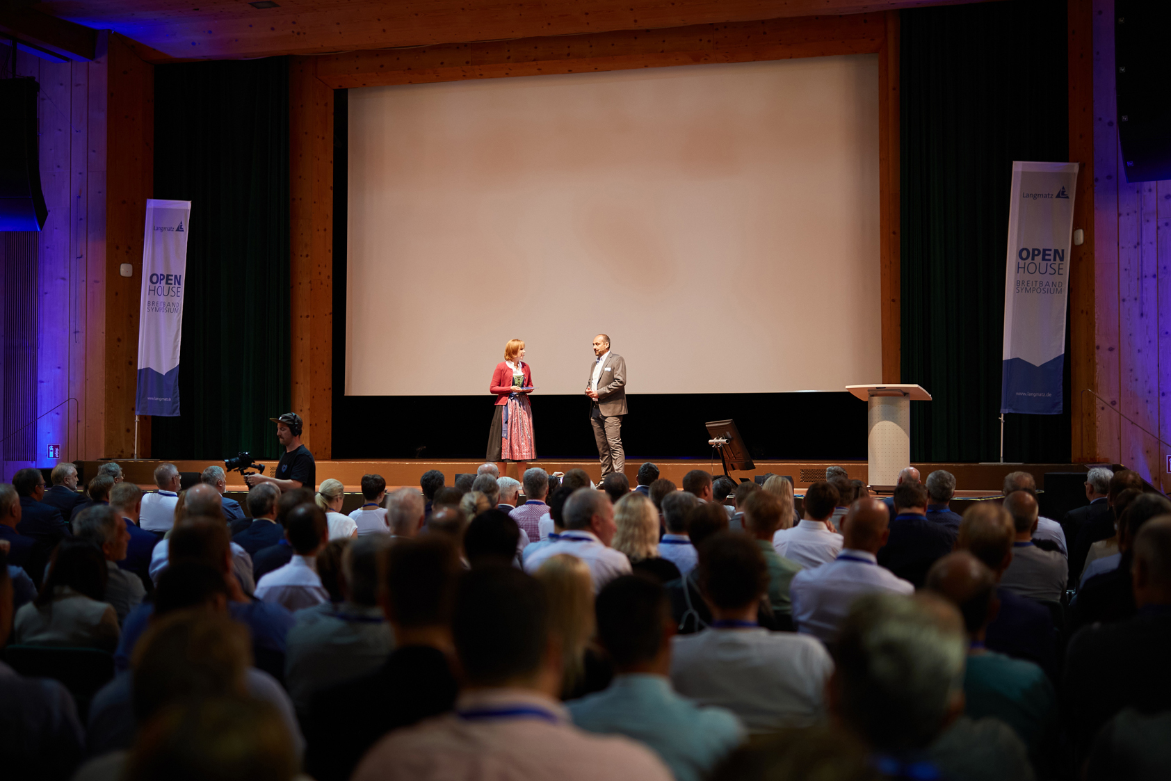 Im Interview mit Kerstin Stromberg-Mallmann eröffnet Geschäftsführer Dieter Mitterer den Event. (Bildquelle: Langmatz/Lightroom Studios) Im Interview mit Kerstin Stromberg-Mallmann eröffnet Geschäftsführer Dieter Mitterer den Event. (Bildquelle: Langmatz/Lightroom Studios)