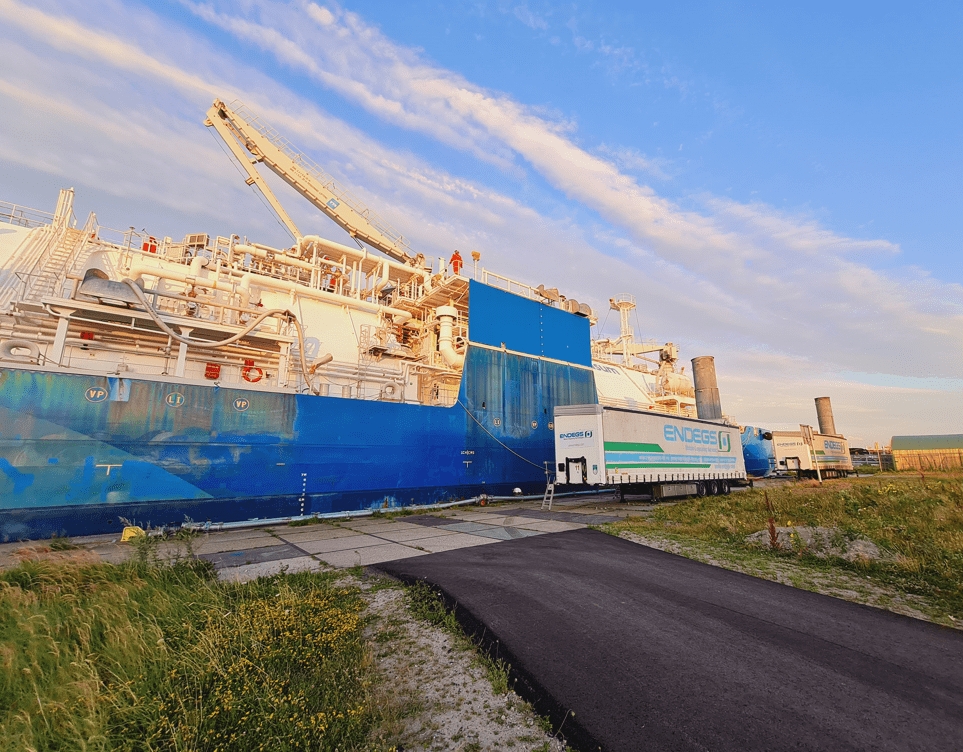 Die mobilen Brennkammern bei der Entgasung der LNG-Tankers (Die Bildrechte liegen bei dem Verfasser der Mitteilung.) Die mobilen Brennkammern bei der Entgasung der LNG-Tankers (Die Bildrechte liegen bei dem Verfasser der Mitteilung.)