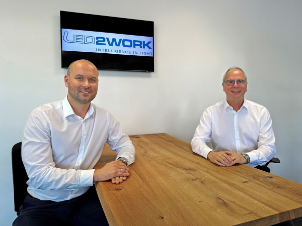 Gemeinsam an einem Tisch: Jan Schiga Geschäftsführer LED2WORK mit Markus Wiedmann, CSO. (Bildquelle: @LED2WORK GmbH)