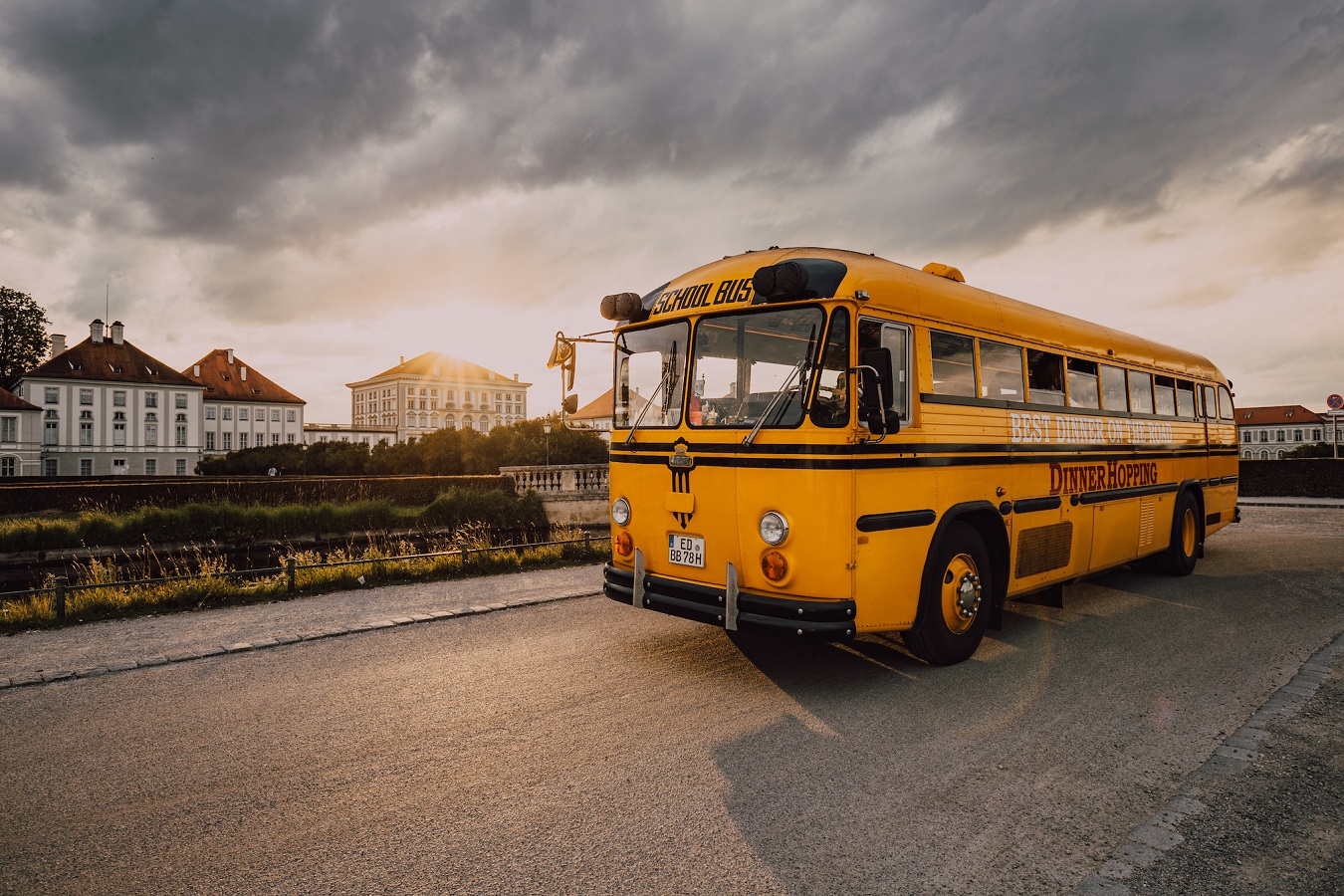 Jetzt mit E-Motor: Der modernisierte Crown Supercoach Bus am Nymphenburger Schloss auf seiner DinnerHopping-Tour durch München.