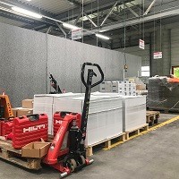 Durch die Stellwand ist sowohl eine optische als auch akustische Abgrenzung möglich. Durch die Stellwand ist sowohl eine optische als auch akustische Abgrenzung möglich.