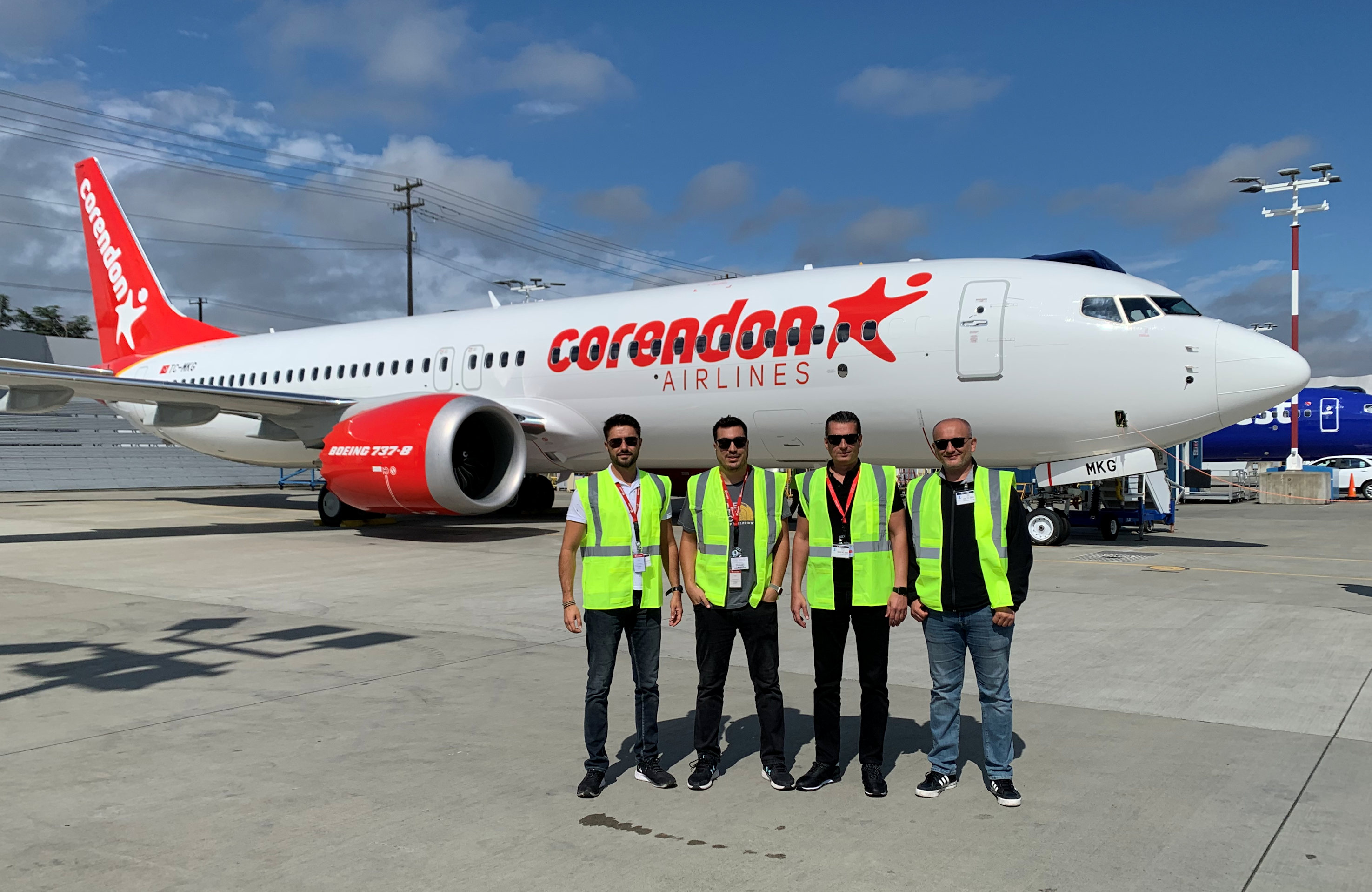 Ein Team von Corendon Airlinesübernimmt die neue Boeing 737-8 in Seattle. (Die Bildrechte liegen bei dem Verfasser der Mitteilung.) Ein Team von Corendon Airlinesübernimmt die neue Boeing 737-8 in Seattle. (Die Bildrechte liegen bei dem Verfasser der Mitteilung.)