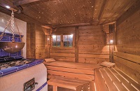 Entspannen in der urigen Stubensauna mit Kachelofen (Parkhotel Burgmühle)