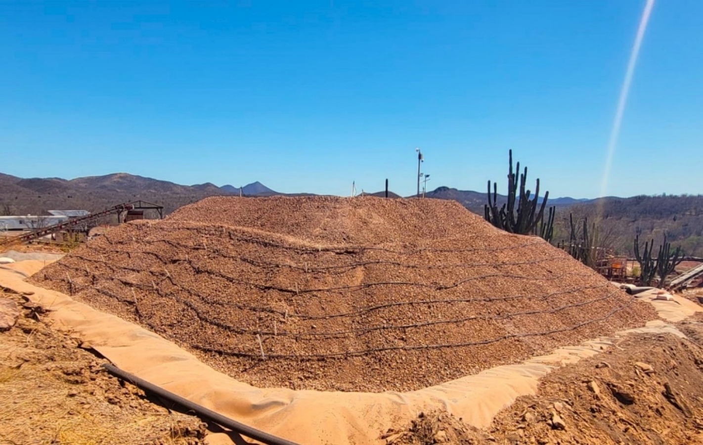 Haufenlaugungsmaterial während der Vorbereitung auf die Berieselung; Foto: Tocvan Ventures Haufenlaugungsmaterial während der Vorbereitung auf die Berieselung; Foto: Tocvan Ventures