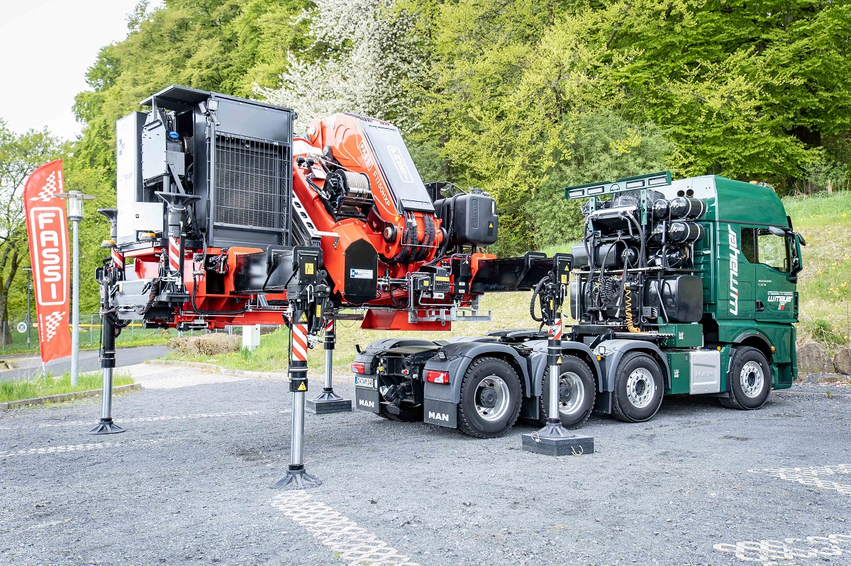 Schwerlastzugmaschine mit absetzbarem Fassi F1750 Kranaufbau. (Die Bildrechte liegen bei dem Verfasser der Mitteilung.) Schwerlastzugmaschine mit absetzbarem Fassi F1750 Kranaufbau. (Die Bildrechte liegen bei dem Verfasser der Mitteilung.)