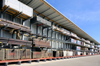 Das Regal wurde durch variierende Achsabstände an die Maße der Platten angepasst. (© OHRA)