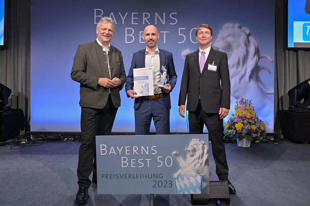 Bayerns Wirtschaftsstaatssekretär Roland Weigert (links)übergibt die Auszeichnung"Bayerns Best 50" (Bildquelle:©StMWi / S.Heuser) Bayerns Wirtschaftsstaatssekretär Roland Weigert (links)übergibt die Auszeichnung"Bayerns Best 50" (Bildquelle:©StMWi / S.Heuser)